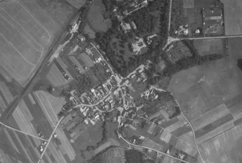 Silniční ves - Chuchelná (letecký snímek z roku 1946)