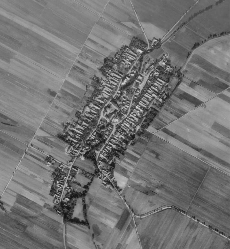 Návesní ves - Třebom (letecký snímek z roku 1954)