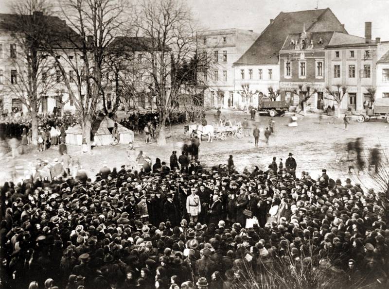 Hlučínské náměstí po příchodu československého vojska ve středu 4. února 1920