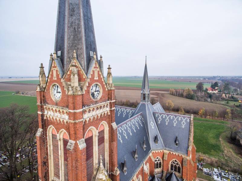 Věž kostela sv. Jana Křtitele v Sudicích